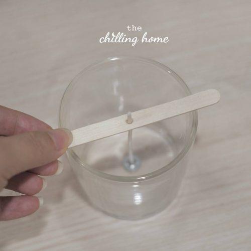 Dán và cố định bấc nến